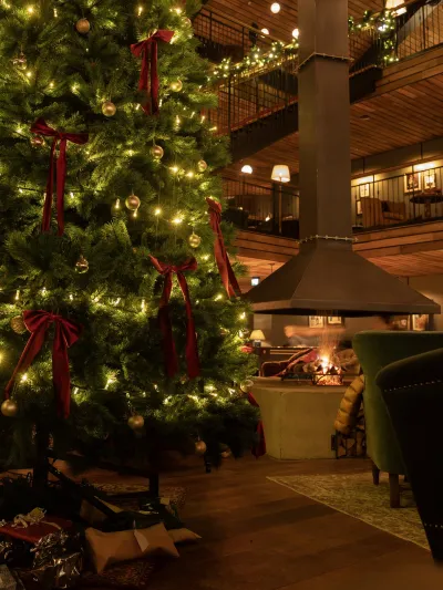 Juletre med røde sløyfer i Hemsedal