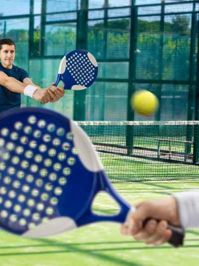 Gutter som spiller paddel