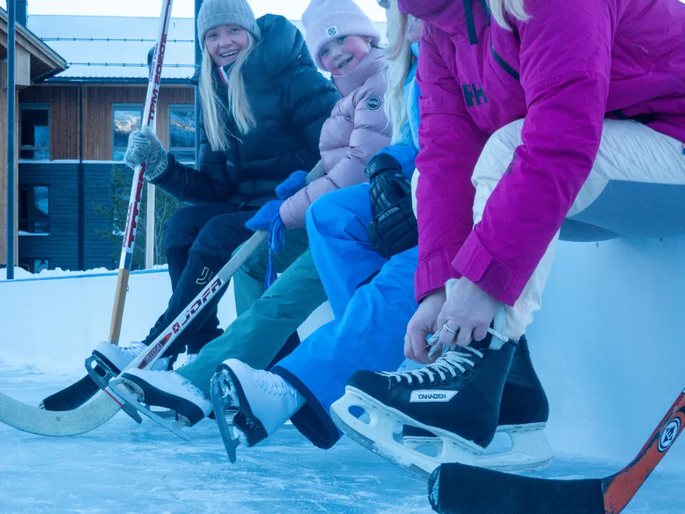 Jenter og damer som tar på seg skøyter.