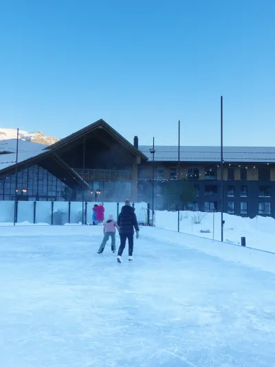Jente og dame som står på ishockey