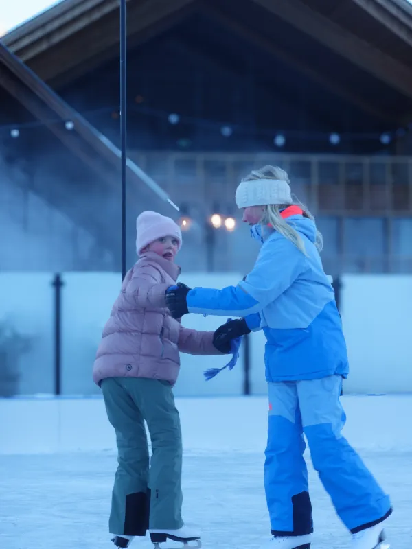 To jenter som skøyter utenfor fyri.