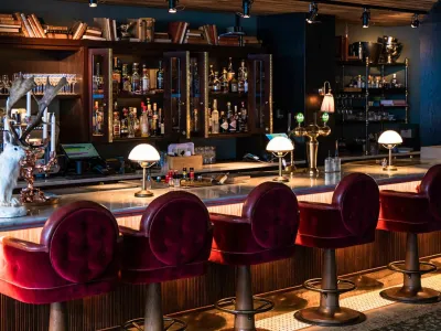 Bar med røde stoler