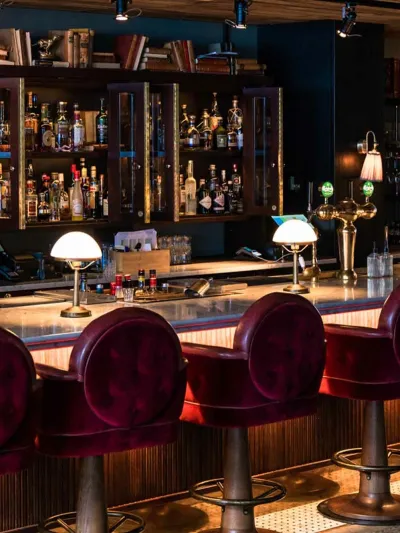 Bar med røde stoler