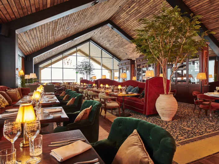 Inne i restauranten på Fyri