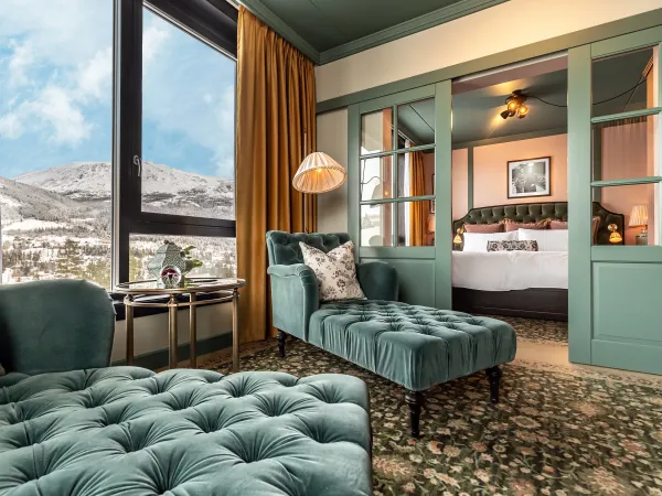 inne på ett hotellrom med grønne møbler