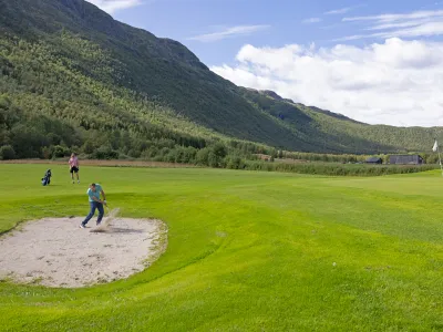 Bilde av tre personer som spiller golf