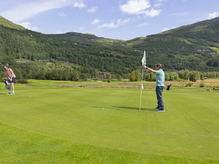Bilde av to menn som spiller golf