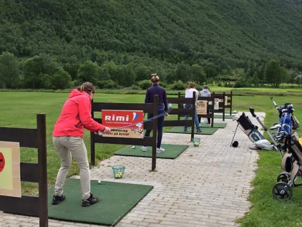 Bilde av flere personer som spiller gold