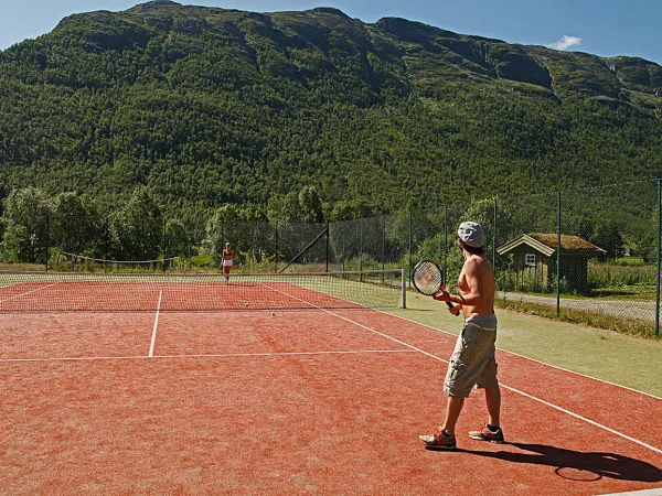 Bilde av to personer som spiller tennis