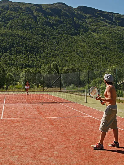 Bilde av to personer som spiller tennis