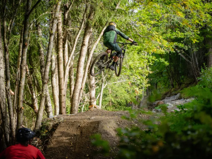 Emil og Svenn Foto Lars Storheim, hopp med sykkel i skogen.