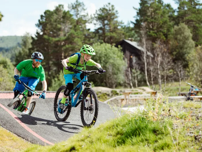 Geilo PALL, gutt og mann som sykler på pumptrack.