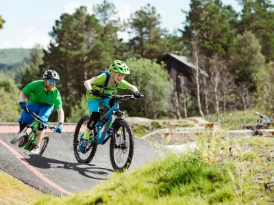 Geilo PALL, gutt og mann som sykler på pumptrack.