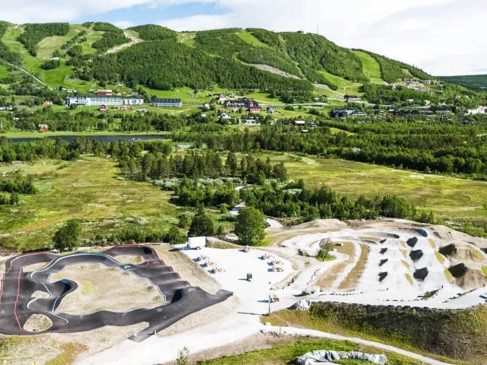 Geilo-LOCKHART, pumptracker og i bakgrunnen er skisenteret/sommersenteret.