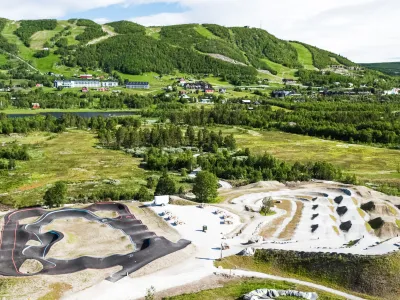 Geilo-LOCKHART, pumptracker og i bakgrunnen er skisenteret/sommersenteret.