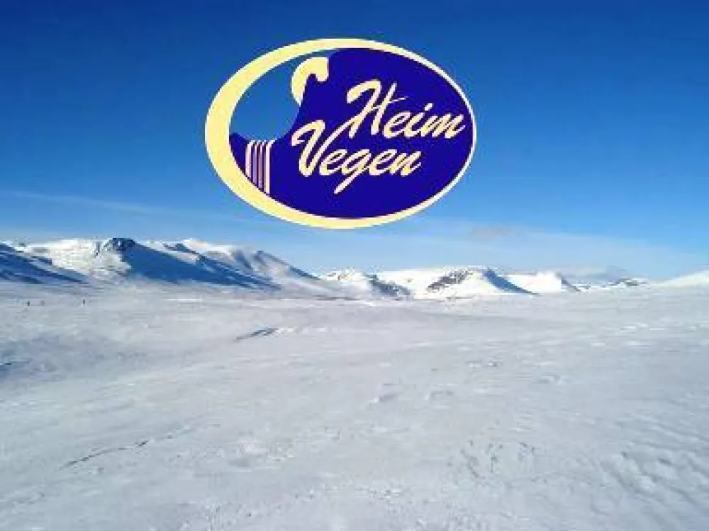 Heimvegen logo, i blå, gul, hvitt og lilla, i bakgrunnen er det snødekkede fjell i solskinnsvær.