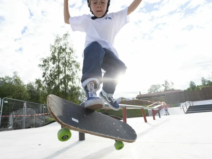 Gutt som gjør et kult triks på skateboard.