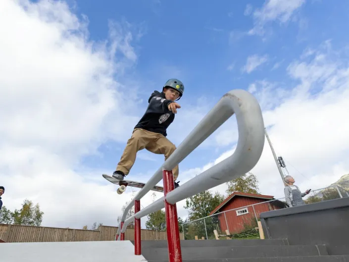 Gutt som grinder med skateboard.