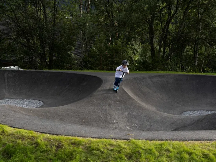 Sparkesykkel i pumptrack.