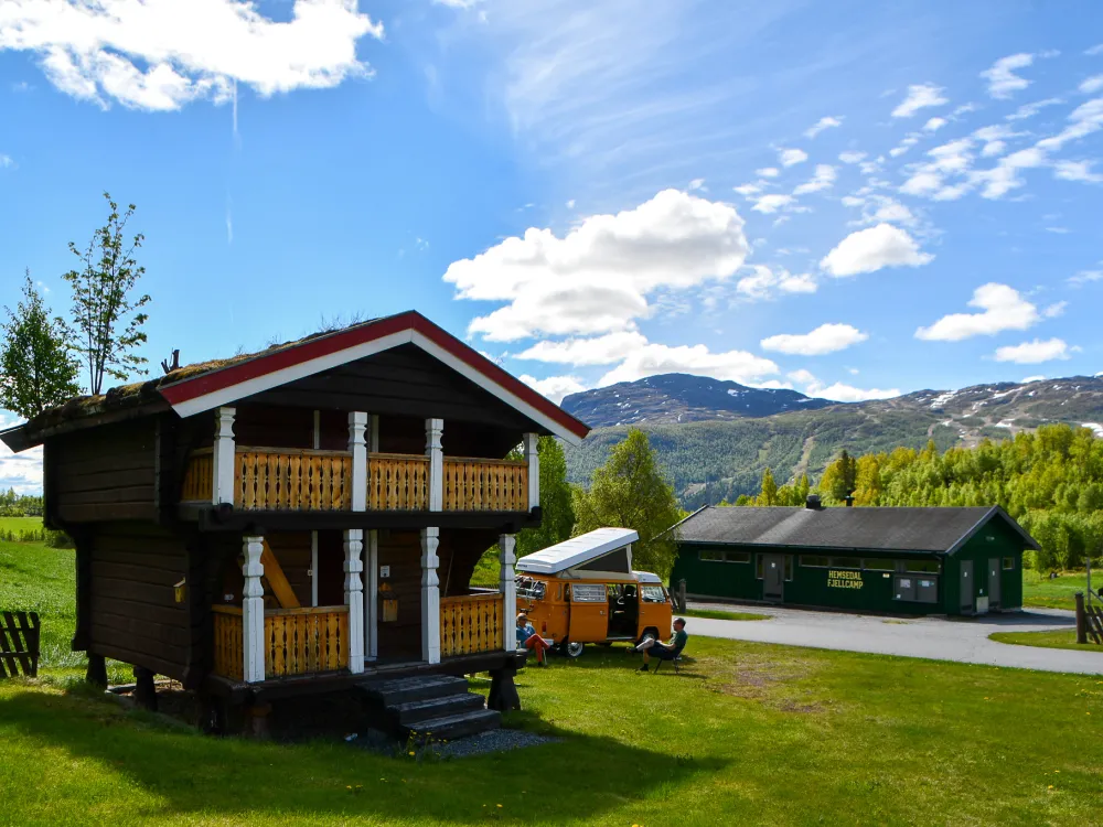 Stabbur utvendig (sommer).