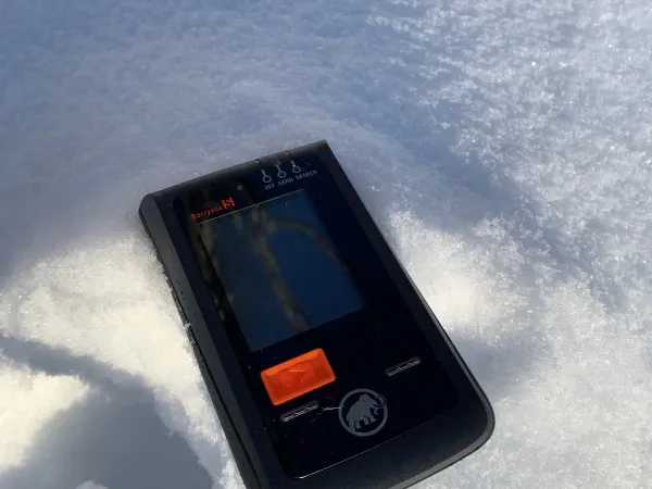 Skredsøker i snøen.