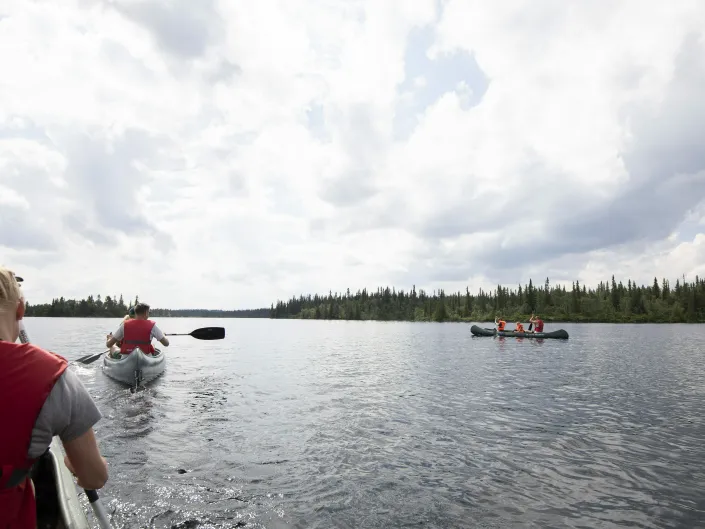Tre grupper som er på kanotur på vannet