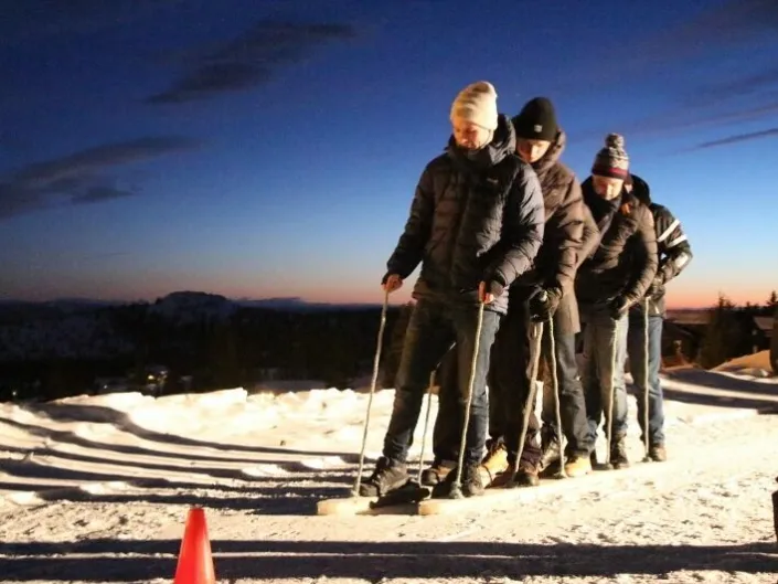 Guttegjeng som står på pinneski