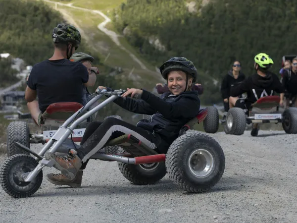 Jente som kjører mountaincart i Hemsedal