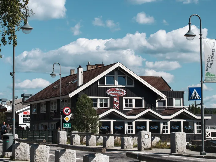 Utenfor hemsedal cafe, avstands-bilde (sommeren).