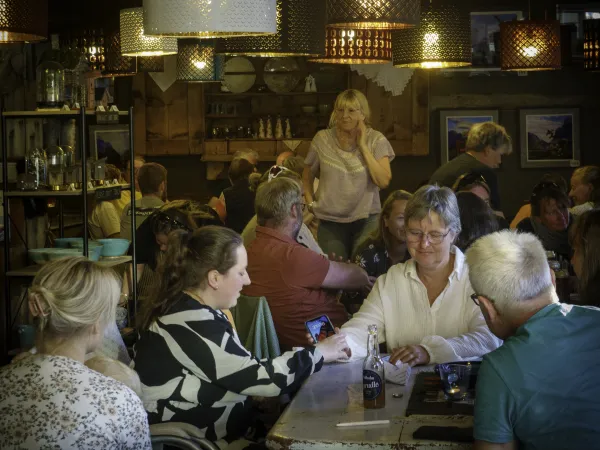 Flattbrødbakeriet fullt med folk.
