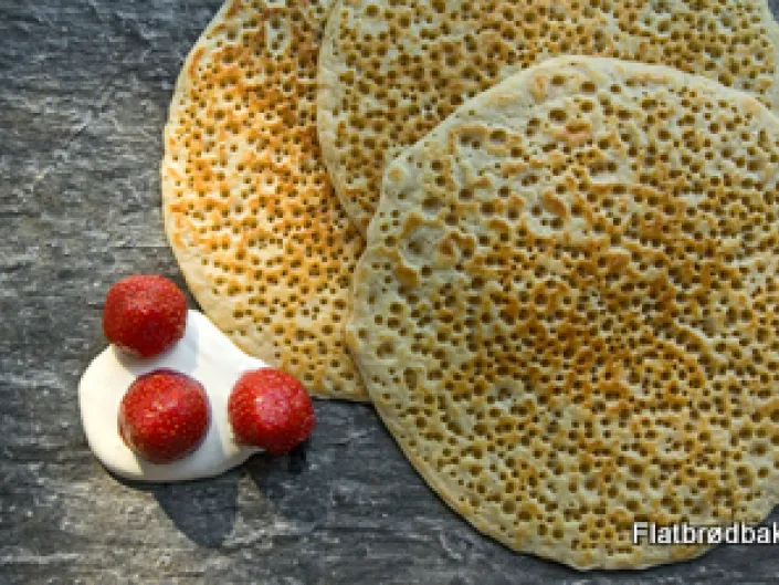 Kvikaku, med jordbær og krem til.