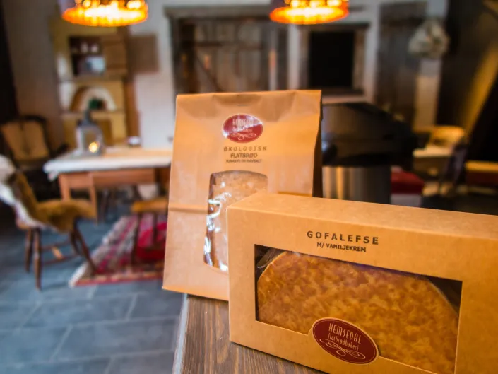 Gofalefse og flatbrød innpakket i en pose, stilt opp.