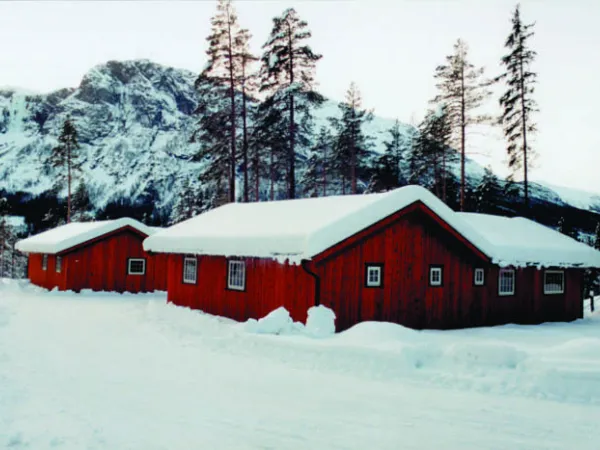 Rød hytte som ligger i naturen i Hemsedal