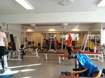 Personer som trener på styrkerommet under trøymshallen.