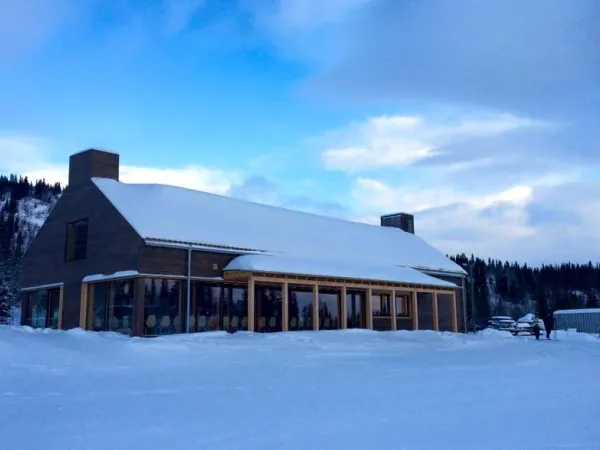 Gravsetstugu dekket i snø.