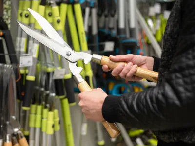 Mann som kjøper seg ny hagesaks