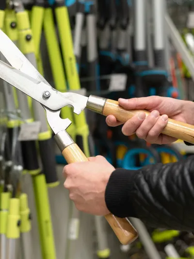 Mann som kjøper seg ny hagesaks