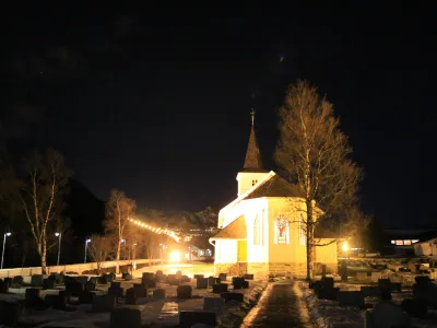 Bilde av en opplyst kirke på kvelden