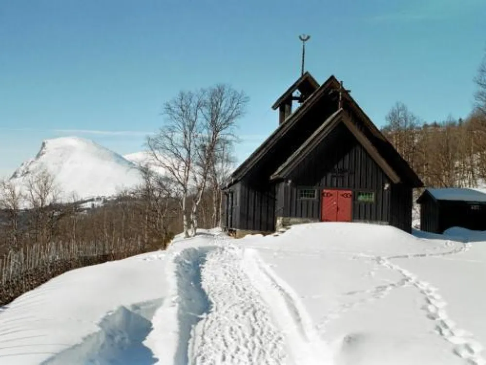 Bilde av en brun kirke på vinteren