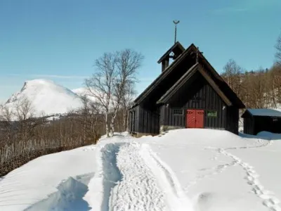 Bilde av en brun kirke på vinteren