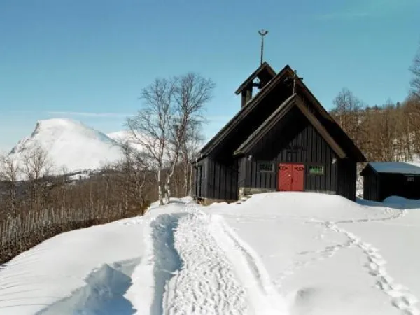 Bilde av en brun kirke på vinteren