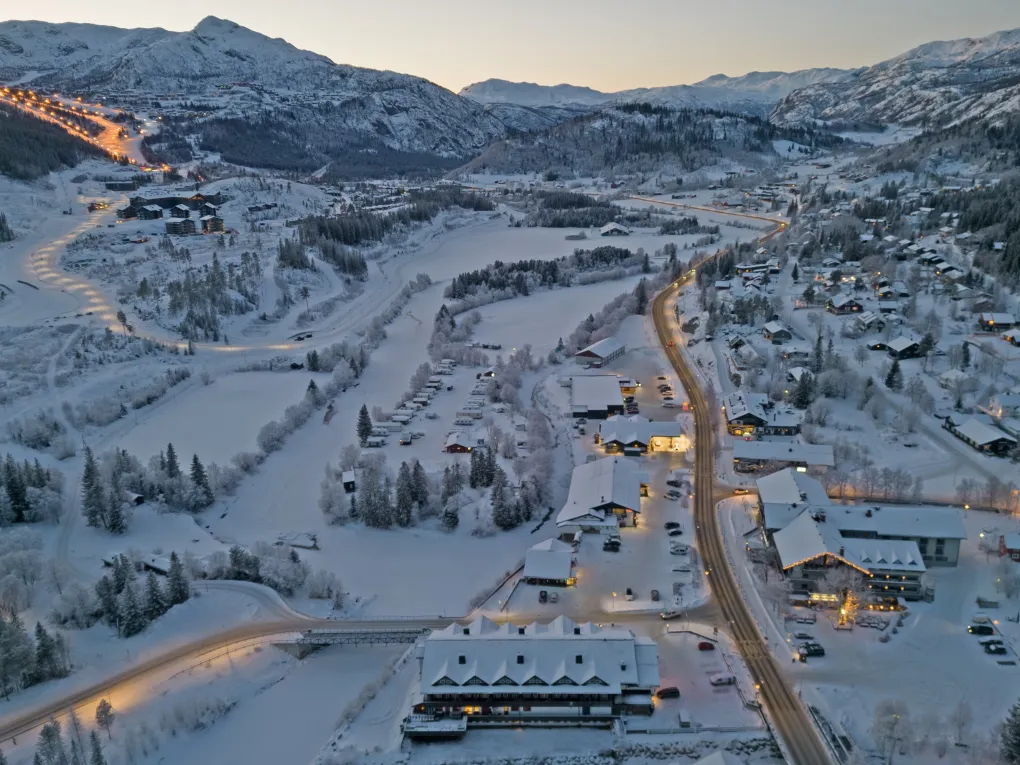 Hemsedal sentrum om vinteren på kvelden, bilde er tatt ovenfra og ned.