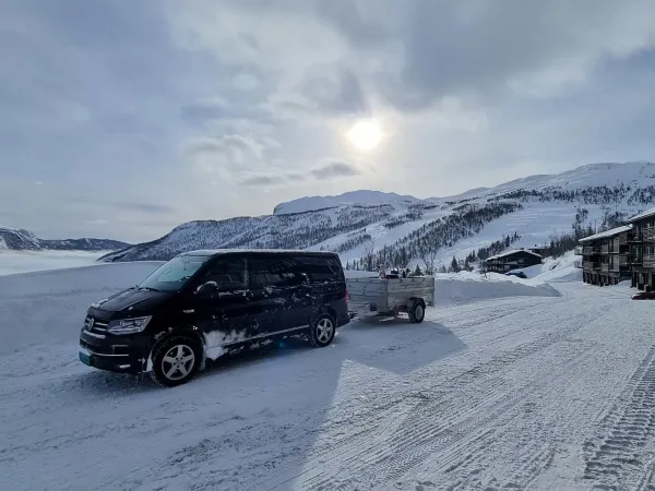 Hst, bil og henger om vinteren.