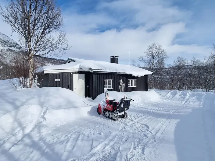 Hst, hytte og snø på fjellet.