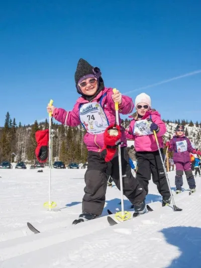 Tre kule girls som går barnas holmenkollendag i Hemsedal.