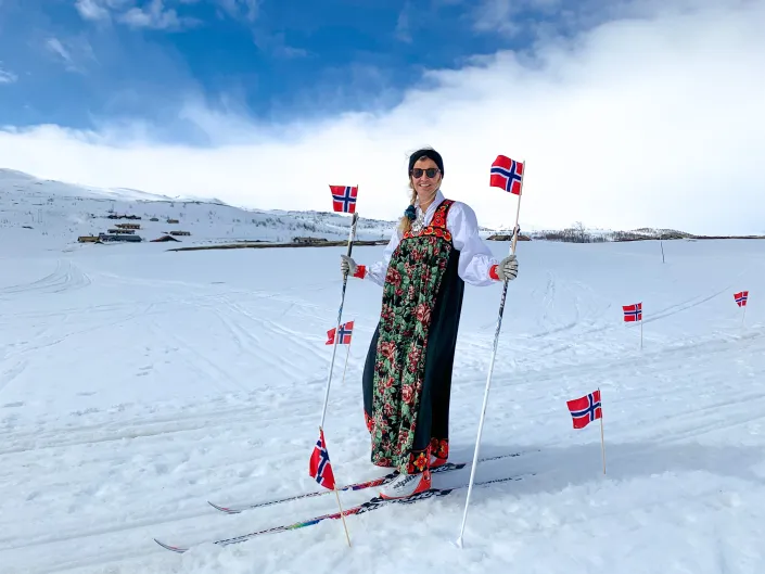 Hanne Morud på langrenn i bunad.