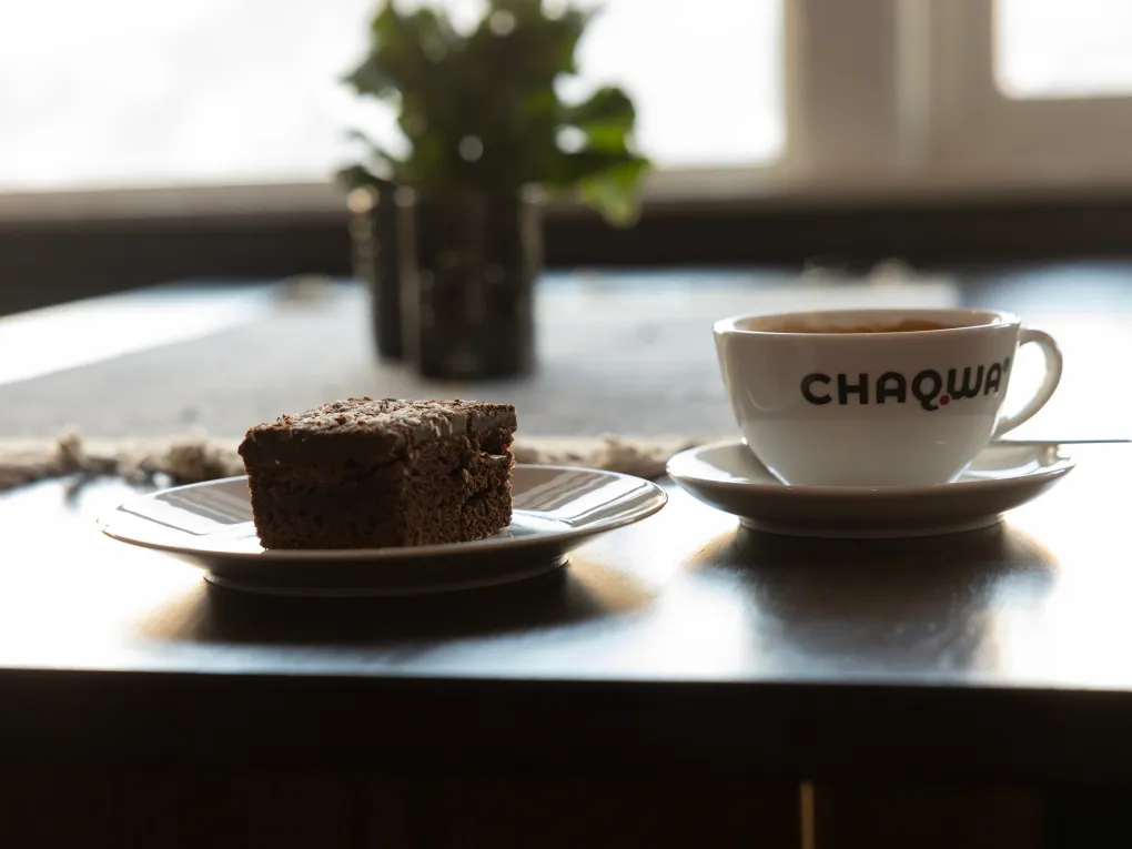 Sjokoladekake og kaffe fra avstand.