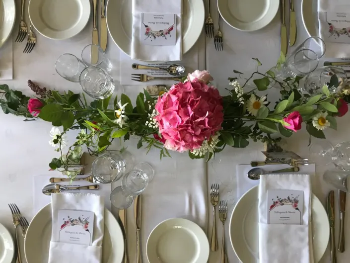 Nærbilde av et festdekket bord