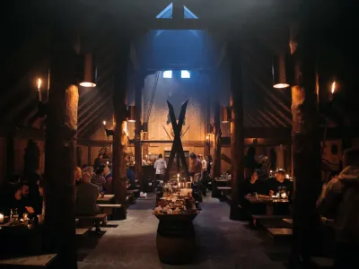 Ett kveldsbilde av fest på låve med dekket langbord