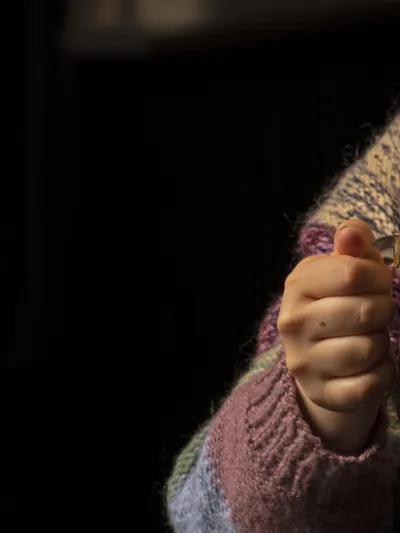 Jente holder en kakao med krem